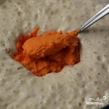 Морковное пюре добавляем в наше тесто.