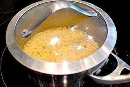 2. Параллельно нужно поставить вариться рис. 