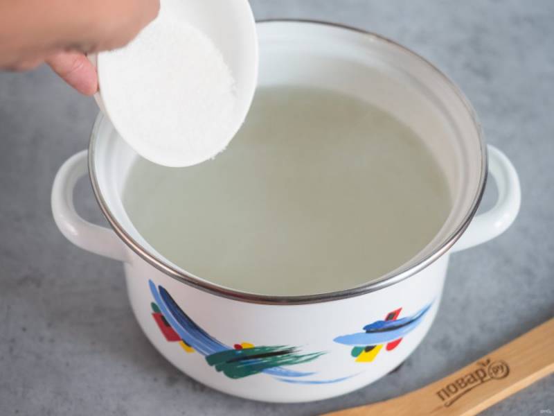 Фильтрованную воду вскипятите и добавьте сахар. Варите сироп 3-4 минуты до полного растворения сахара.
