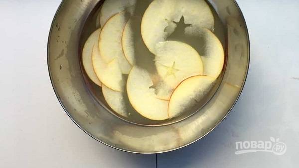 1. Яблоко вымойте, обсушите и нарежьте тонкими ломтиками, удалив сердцевину. Выложите в мисочку, полейте соком лимона и добавьте холодной воды. Оставьте на несколько минут. 