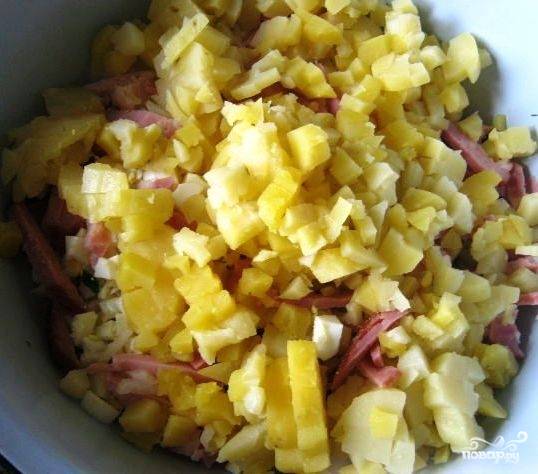 Картофель отвариваем до готовности, нарезаем на мелкие кубики.