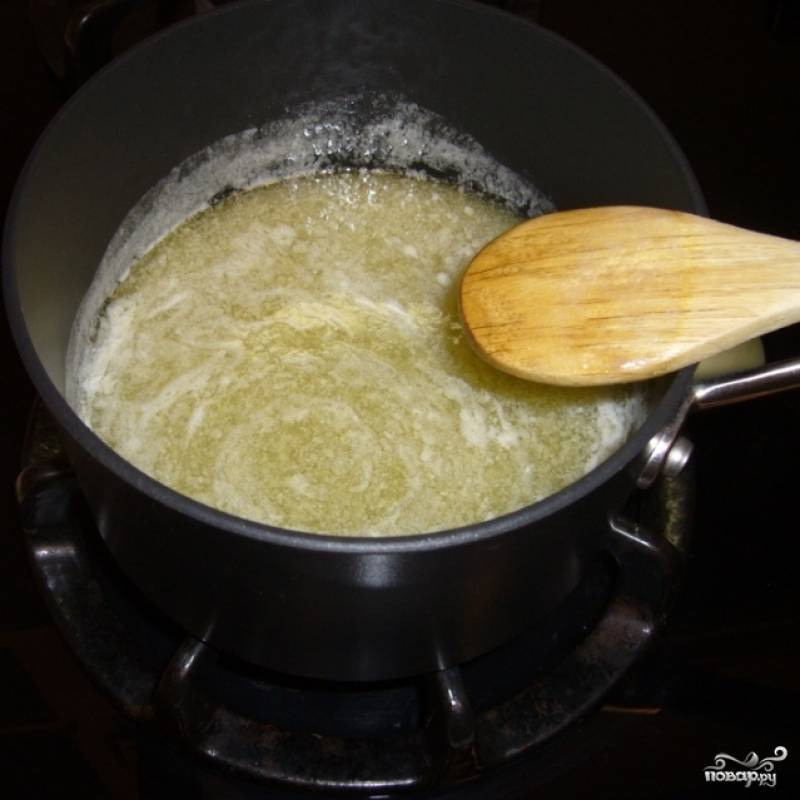 1. В кастрюле перемешайте сахар, мед и воду. Поставьте средний огонь и, периодически помешивая, дождитесь, пока сахар растворится.