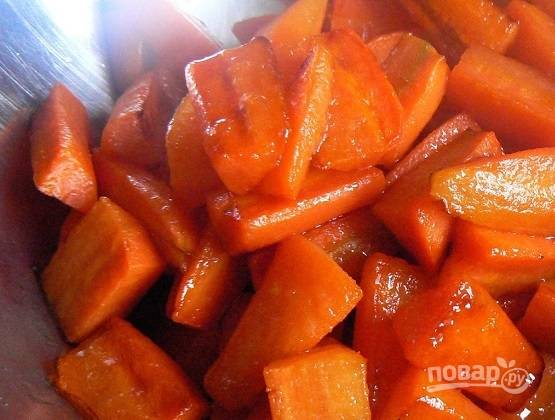 Очистим морковь, нарежем на кусочки и обжарим отдельно от мяса до изменения цвета.