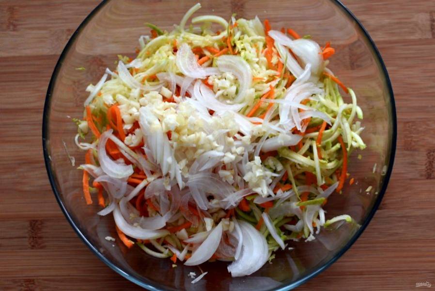 Все овощи очистите, кроме молодых кабачков, хорошо вымойте и обсушите. Натрите кабачок и морковь на терке для корейских салатов. Лук тонко нашинкуйте, чеснок измельчите. Выложите овощи в глубокую стеклянную миску.