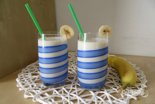 4.	Налейте напиток в высокие стаканы, украсьте ломтиком банана и подайте с соломинкой.