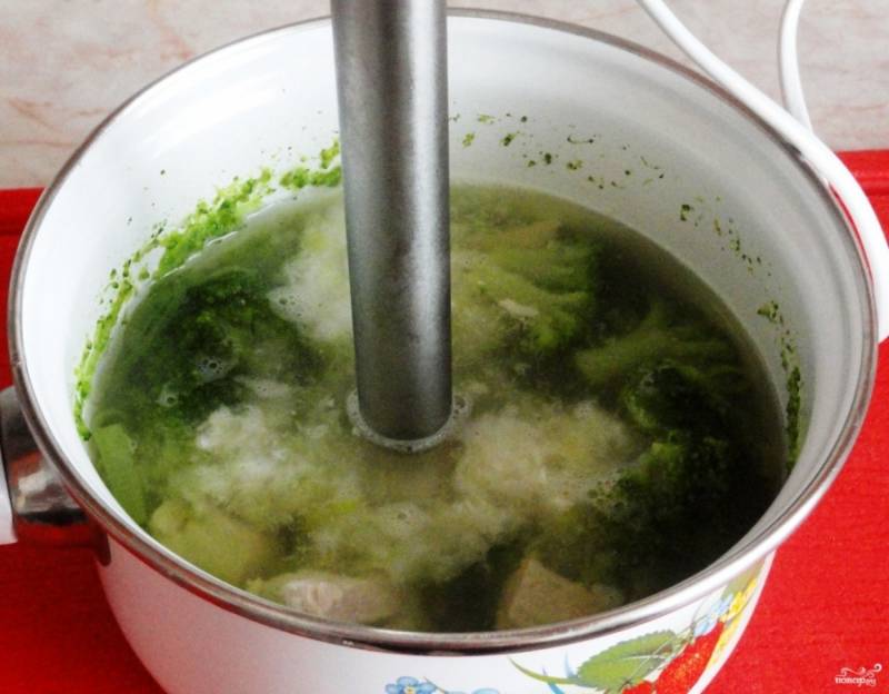 3. А теперь просто превращаем наш суп из обычного в суп-пюре при помощи погружного блендера. 