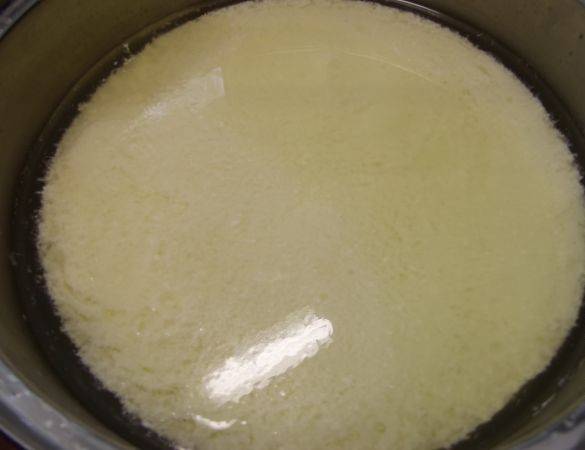 В холодное молоко вливаем раствор лимонки и медленно нагреваем до 32 градусов. Затем снимаем кастрюлю с молоком с плиты и вливаем в него раствор пепсина. Хорошо размешиваем и оставляем в покое минут на 20-30. В кастрюле должен получится сгусток творожной массы.