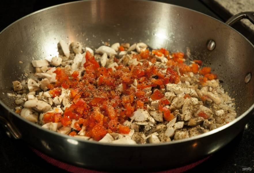3.	Выложите лук и обжарьте его, добавьте грибы и перец, посолите и поперчите, влейте вино.