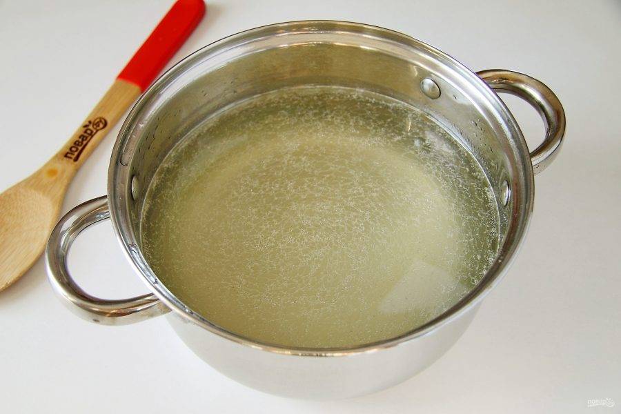 Налейте в кастрюлю воду или куриный бульон. Добавьте соль по вкусу и доведите до кипения.