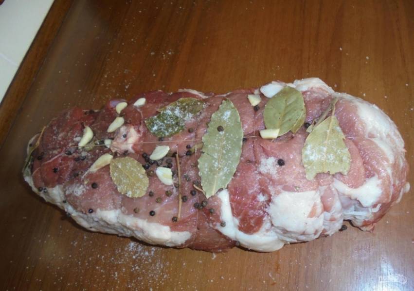 4.	Затем натираю немного мясо солью и перцем, а также поломанным лавровым листом.