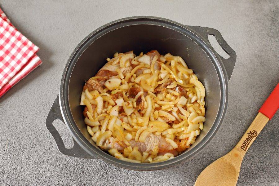 На дно казана или любой посуды с толстым дном налейте немного растопленного сливочного масла и выложите курицу с луком.
