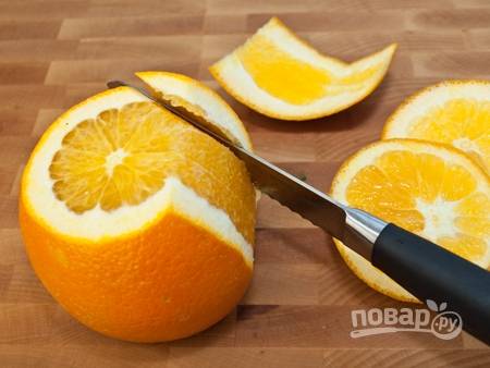 С апельсина и грейпфрута срежьте кожицу ножом.