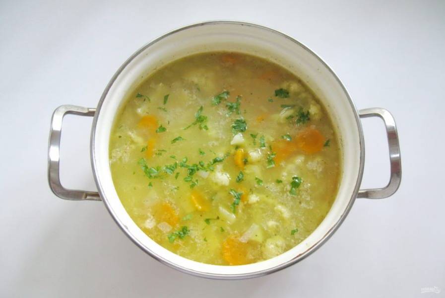 В готовый суп добавьте нарезанную зелень петрушки или укропа.
