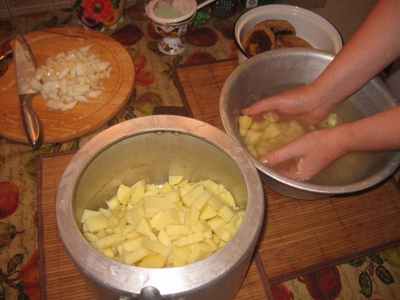 В скороварку выкладываем картошку.