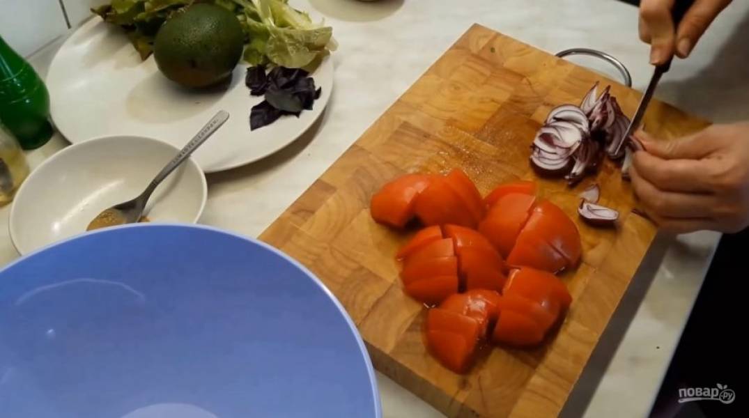 1. Нарежьте помидоры крупными кусочками, так же нарежьте синий лук. Очистите авокадо, разрежьте его пополам и удалите косточку. Нарежьте мякоть крупными кусочками.