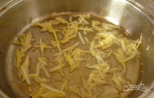 Обжарьте картофель до золотистой корочки в масле по порциям на среднем огне.