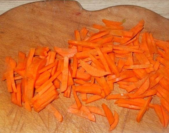 Морковку порежьте соломкой.
