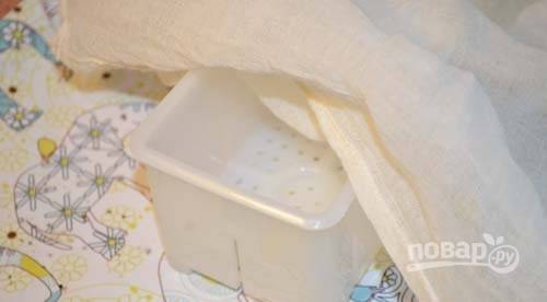 Приготовьте пластиковую форму для тофу и хлопковое чистое полотно. Уложите его на дно формы, чтобы оно торчало по бокам.