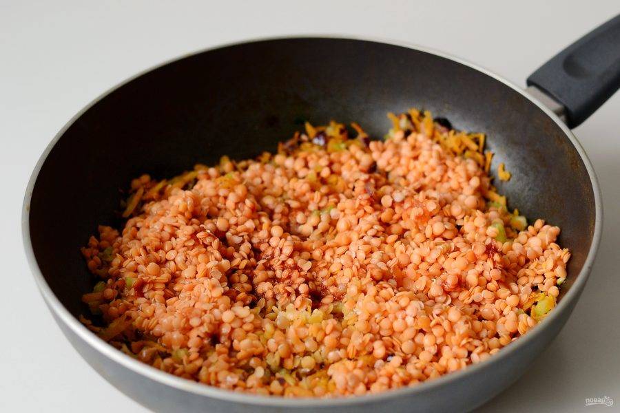 Добавьте томатную пасту и чечевицу, перемешайте. Обжаривайте все вместе еще 3-4 минуты.
