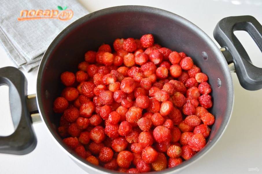 3. Оборвите хвостики. Сложите ягоды в тару, в которой будете варить варенье. Отлично подойдет антипригарная посуда, кастрюля или таз из нержавейки.