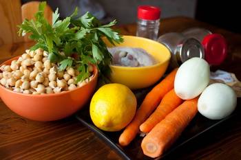 Подготовьте все необходимые для супа ингредиента. Овощи промойте и очистите.