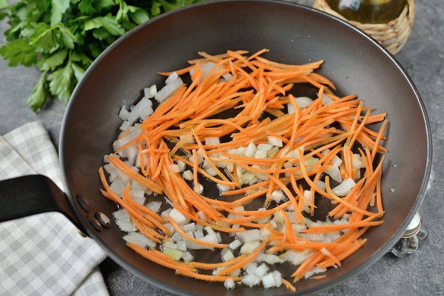 А пока измельчите лук и морковь, обжарьте на растительном масле несколько минут.