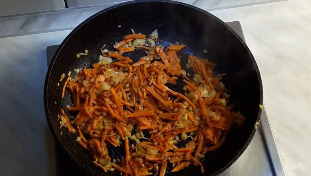 2. Приготовьте зажарку: на растительном масле слегка обжарьте морковь (3-4 минуты), затем добавьте лук (2 минуты) и огурцы, дайте овощам протушиться на сковороде. 