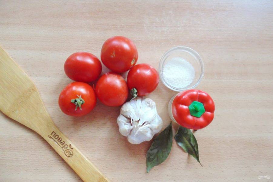 Подготовьте ингредиенты для приготовления протертых помидор с чесноком на зиму.