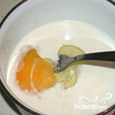4.	Приготовим соус. В миску наливаем сливки, разбиваем туда яйцо, приправляем перцем и солью. Можно добавлять предварительно натертого на мелкой терке сыра.