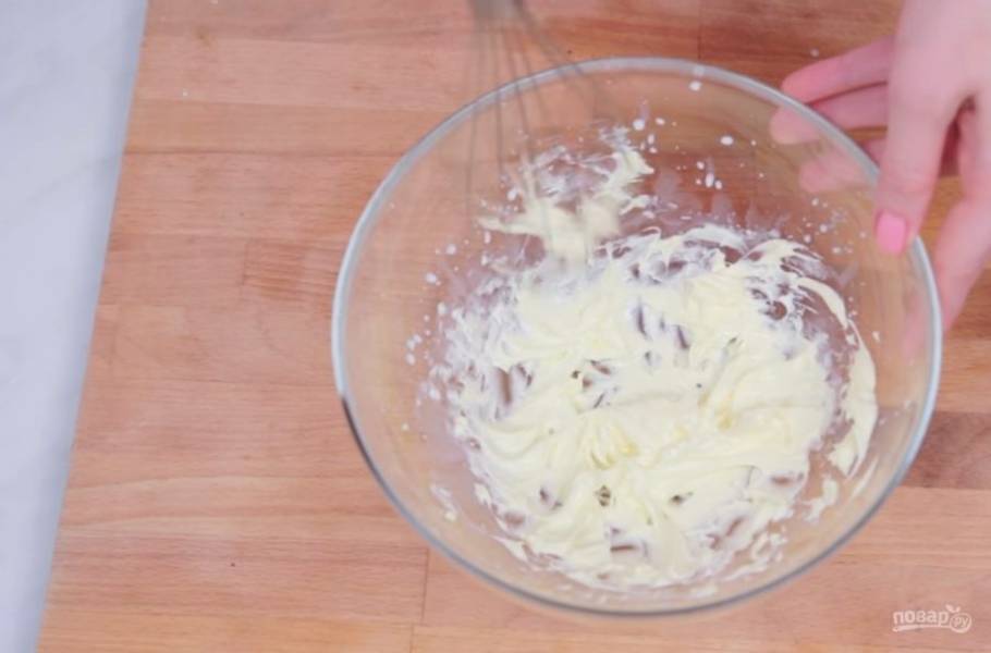5. Приготовьте начинку: сливочное масло комнатной температуры взбейте миксером с ванилином и сливками. Небольшими порциями введите сахарную пудру, чтобы масса слегка загустела. 