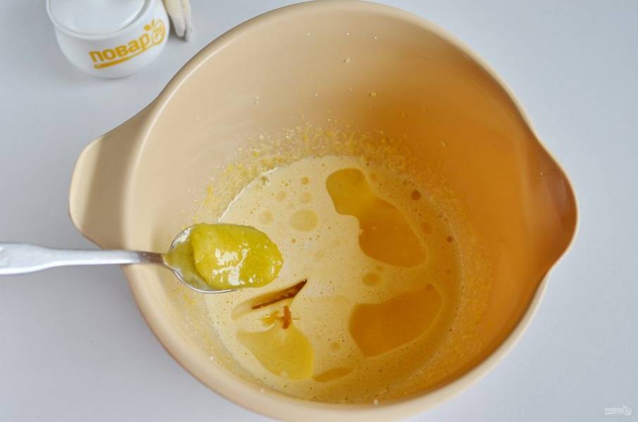 4. К желткам добавьте молоко, растительное масло, мед. Перемешайте хорошо, чтобы мед полностью растворился.