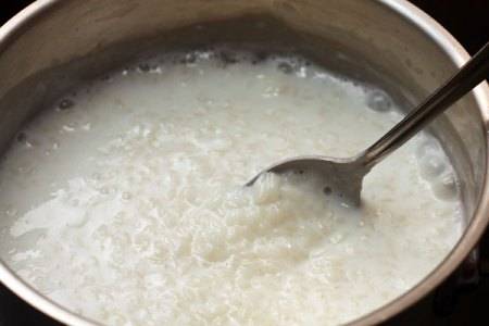 2. Рис необходимо перебрать, добавить в кастрюлю и варить до готовности, не забывая помешивать. Готовый рис перекладываем в глубокую тарелку и добавляем сливочное масло, перемешиваем.
