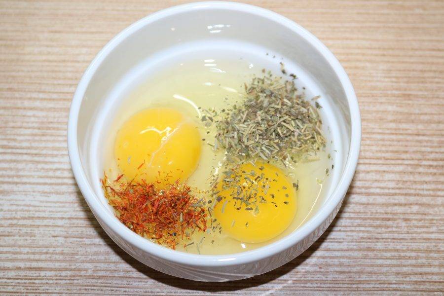Разбейте в миску яйца, добавьте немного соли и по щепотке специй. Размешайте и дайте постоять, чтобы травы отдали свой вкус.