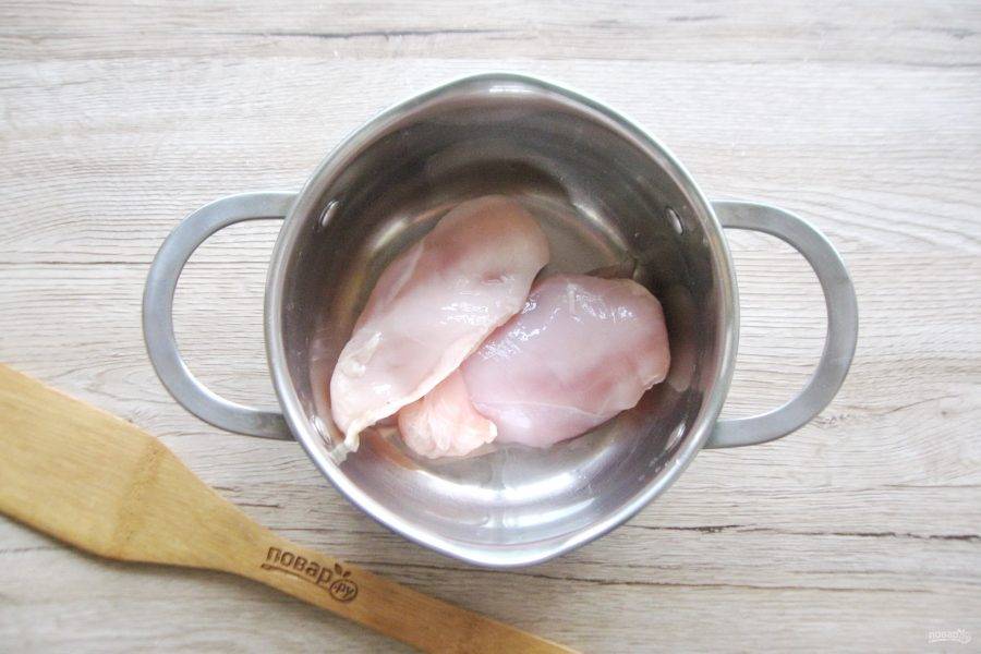 Куриное филе вымойте, выложите в кастрюлю, залейте водой, посолите и варите 15-20 минут с момента закипания.