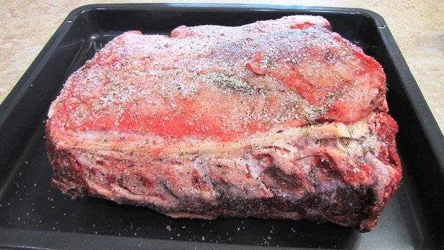 Посыпаем со всех сторон, лучше даже втирать специи в мясо. Разогреваем духовку до 250 градусов, ставим мясо запекаться минут на 20-25. Затем снижаем температуру в духовке до 170-180 градусов и запекаем блюдо до готовности (часа 2,5). Каждые 20-30 минут мясо надо поливать соком, который выделяется при запекании.