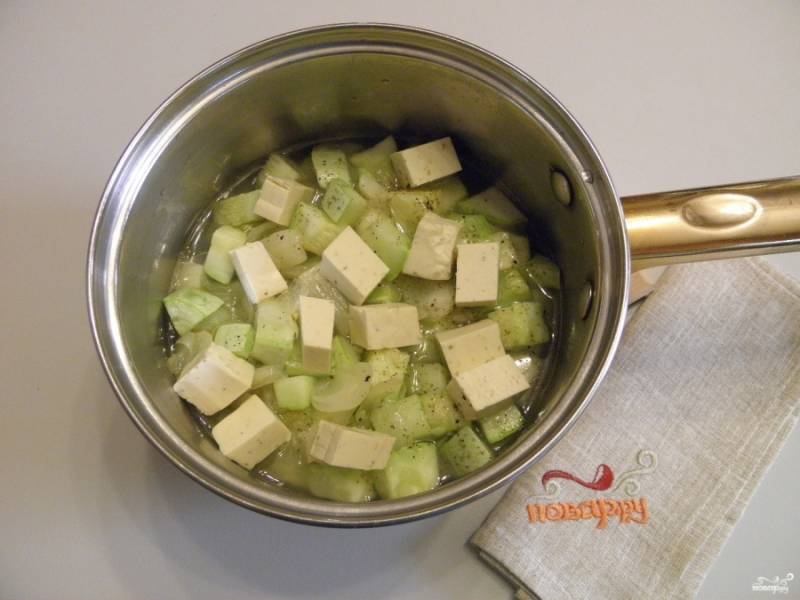 В горячий бульон положите обжаренные овощи, добавьте порезанный кубиками сыр плавленный, посолите и поперчите по вкусу. 