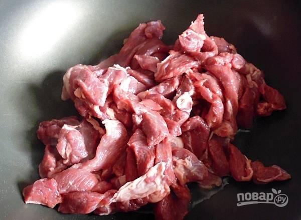 Мясо промойте, обсушите и нарежьте тонкими ломтиками.