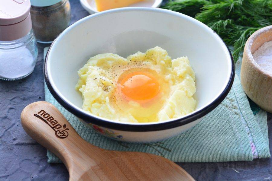 Готовое картофельное пюре смешайте с яйцом, добавьте соль и черный перец по вкусу. Размешайте.