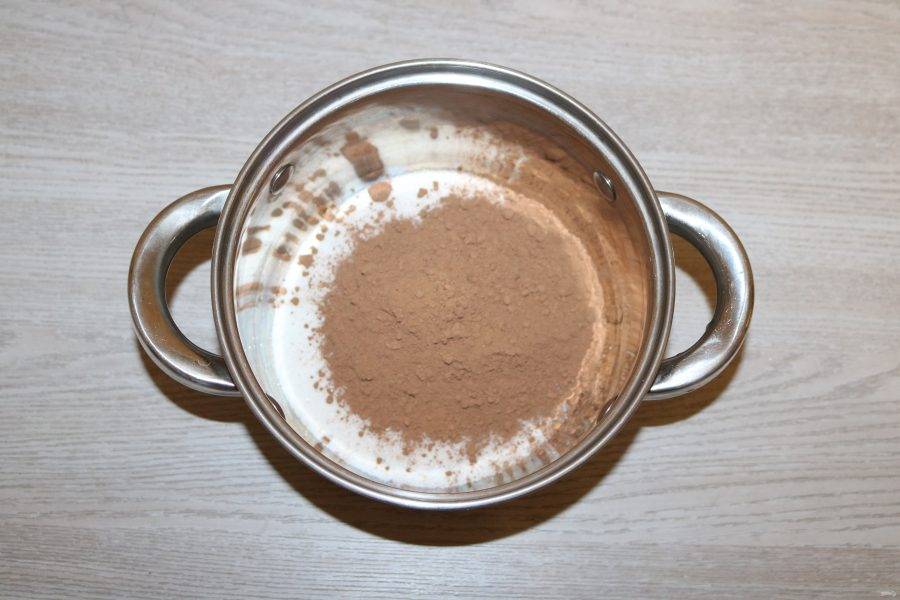 В кастрюлю налейте молоко, добавьте сахар, какао. Поставьте на плиту на медленный огонь, постоянно перемешивайте.