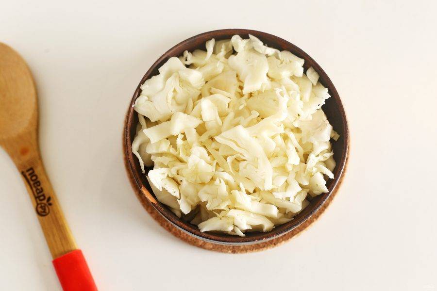 Доведите бульон до кипения и добавьте нашинкованную капусту, варите 15-20 минут.