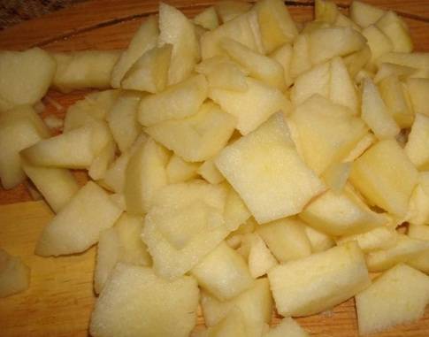 2.	Яблоки моем и очищаем от кожицы. Потом  разрезаем пополам и вычищаем сердцевину. Половинки нужно порезать на небольшие дольки.