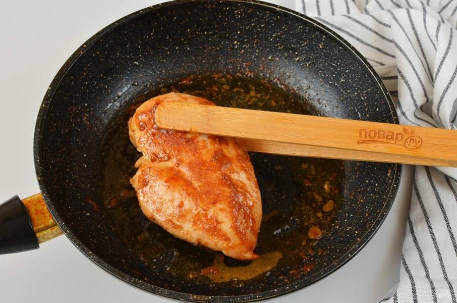 Разогрейте масло растительное на сковороде, обжарьте на сильном огне куриное филе с двух сторон до золотистой корочки. Накройте крышкой и дайте ему в теплой сковороде отдохнуть минут 5.