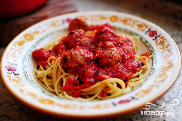 Отварите спагетти и подавайте к столу вместе с соусом и фрикадельками.