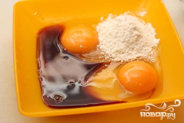 2.	Куриные яйца разбиваем в миску,  добавляем туда соевого соуса и муки.