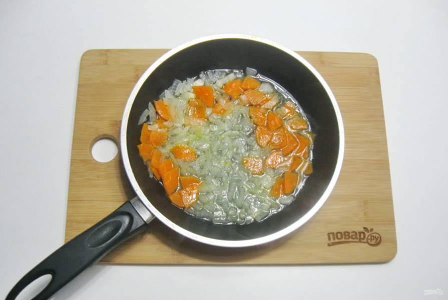 В сковороду налейте рафинированное подсолнечное масло и слегка поджарьте овощи на небольшом огне в течение 7-8 минут.