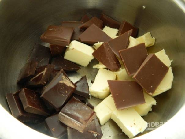 3. Два вида шоколада и масло необходимо растопить на водяной бане.
