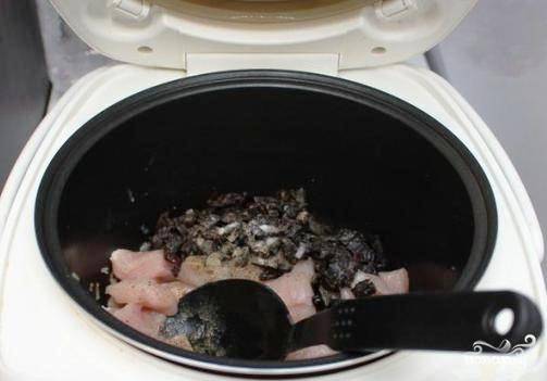 Добавляем к готовому луку чернослив и филе индейки, соль и перец, заливаем водой. Выставляем режим "Тушение" и время 1 час. Подавать можно с любимым гарниром или без.
