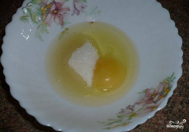 1. Взбиваем яйцо с сахаром и солью. Постепенно вводим масло и молоко и продолжаем взбивать.