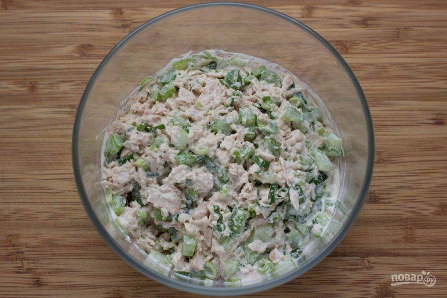 Добавьте мясо тунца и хорошо перемешайте салат, помяв мясо вилкой. Приятного аппетита!