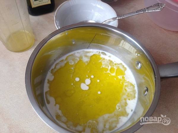 3. Добавляем сливки и оливковое масло.